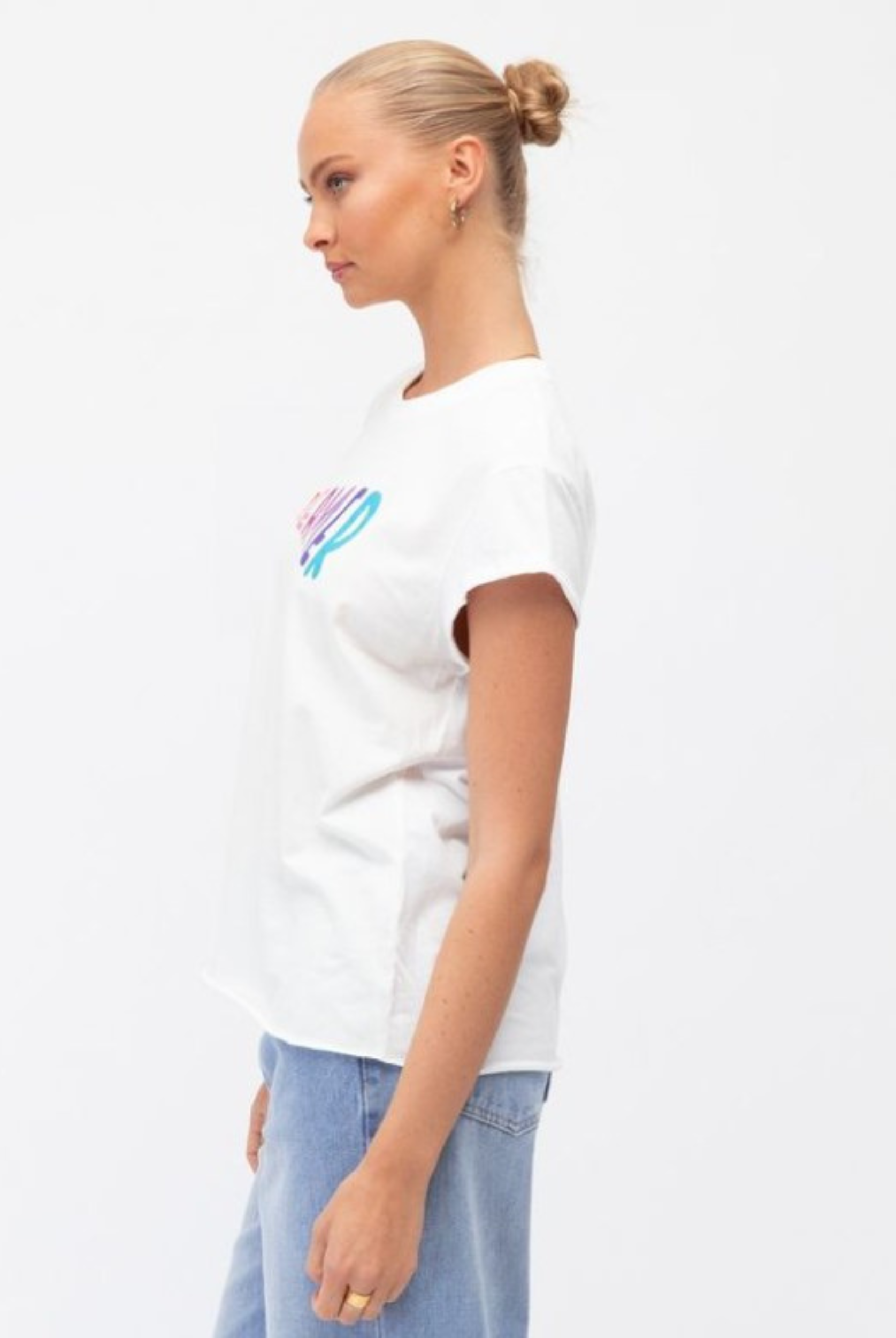 White dreamer motif tee with multicoloured letters
