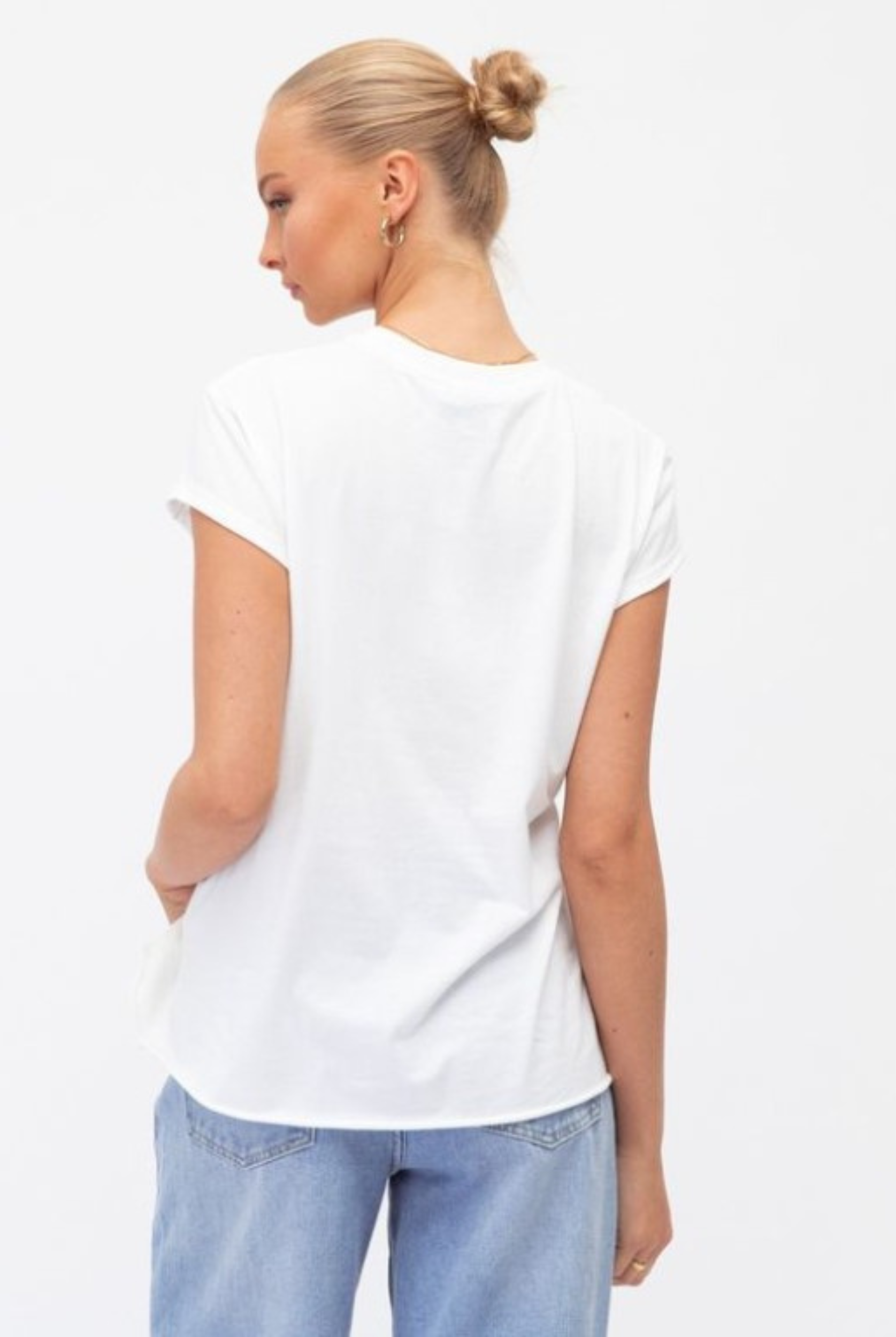 White dreamer motif tee with multicoloured letters