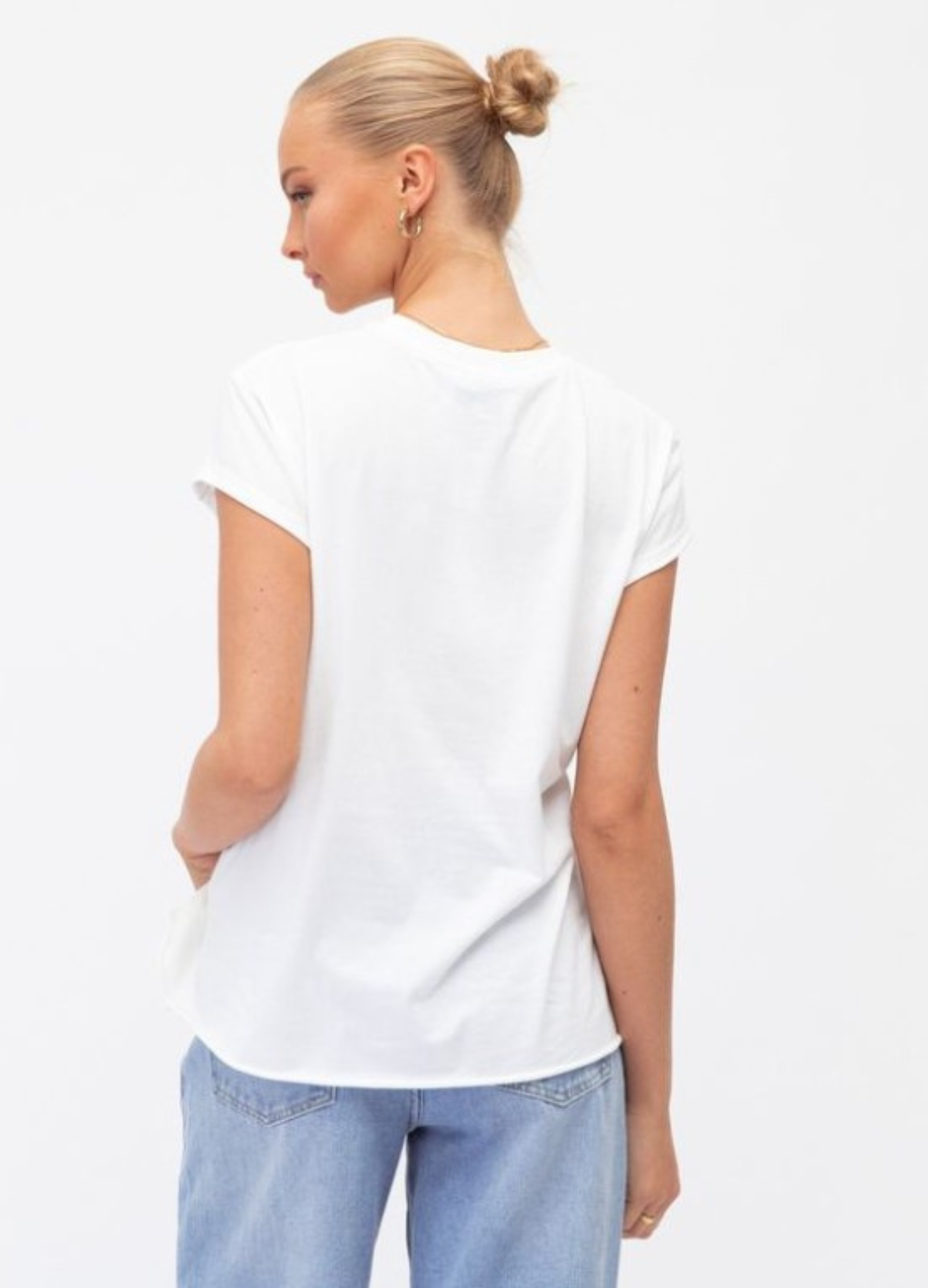 White dreamer motif tee with multicoloured letters