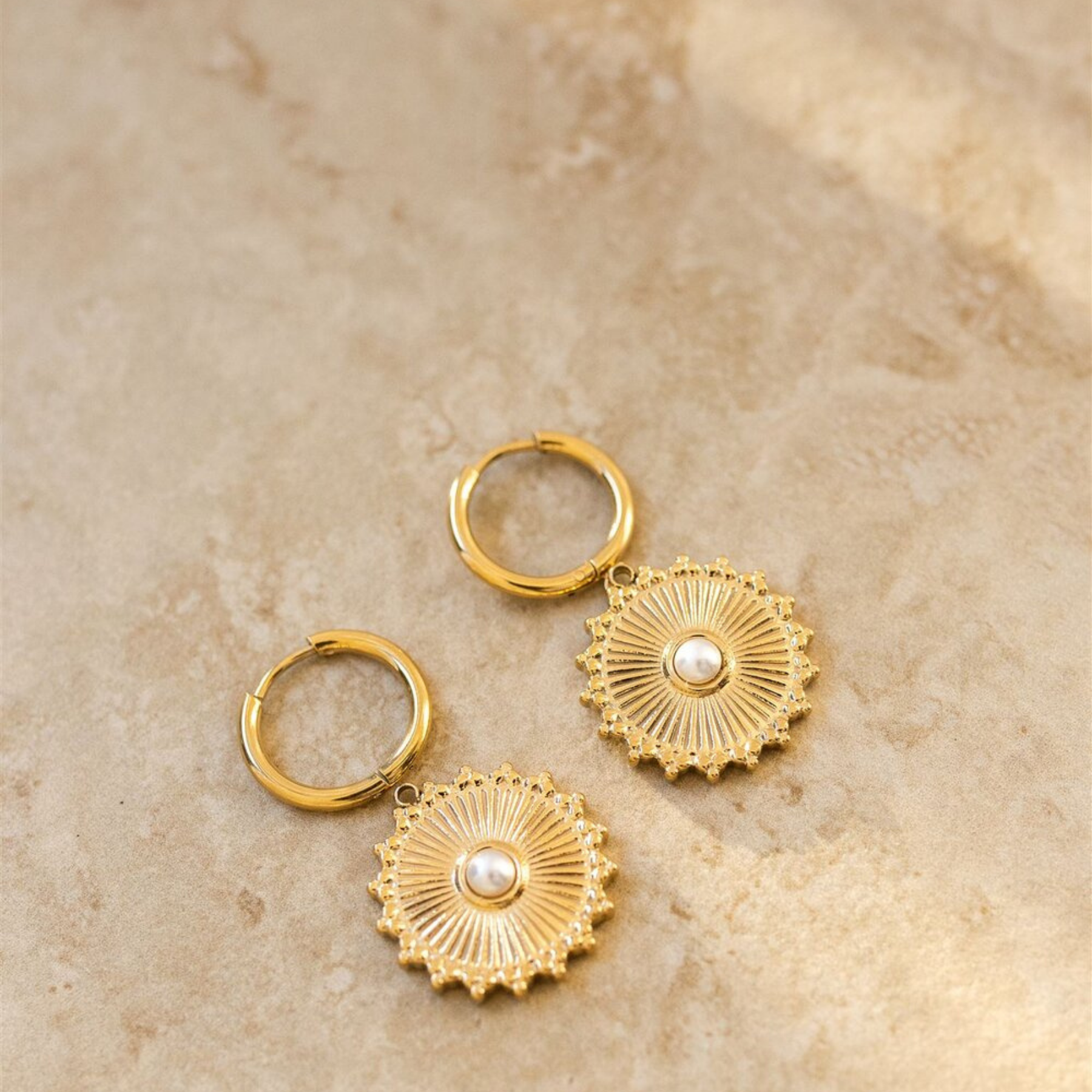Bondi Earrings - gold with pure pearl at the centre