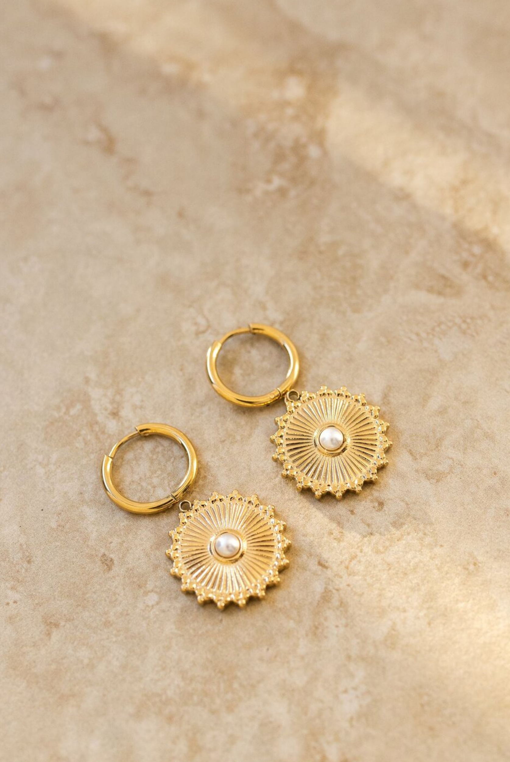 Bondi Earrings - gold with pure pearl at the centre