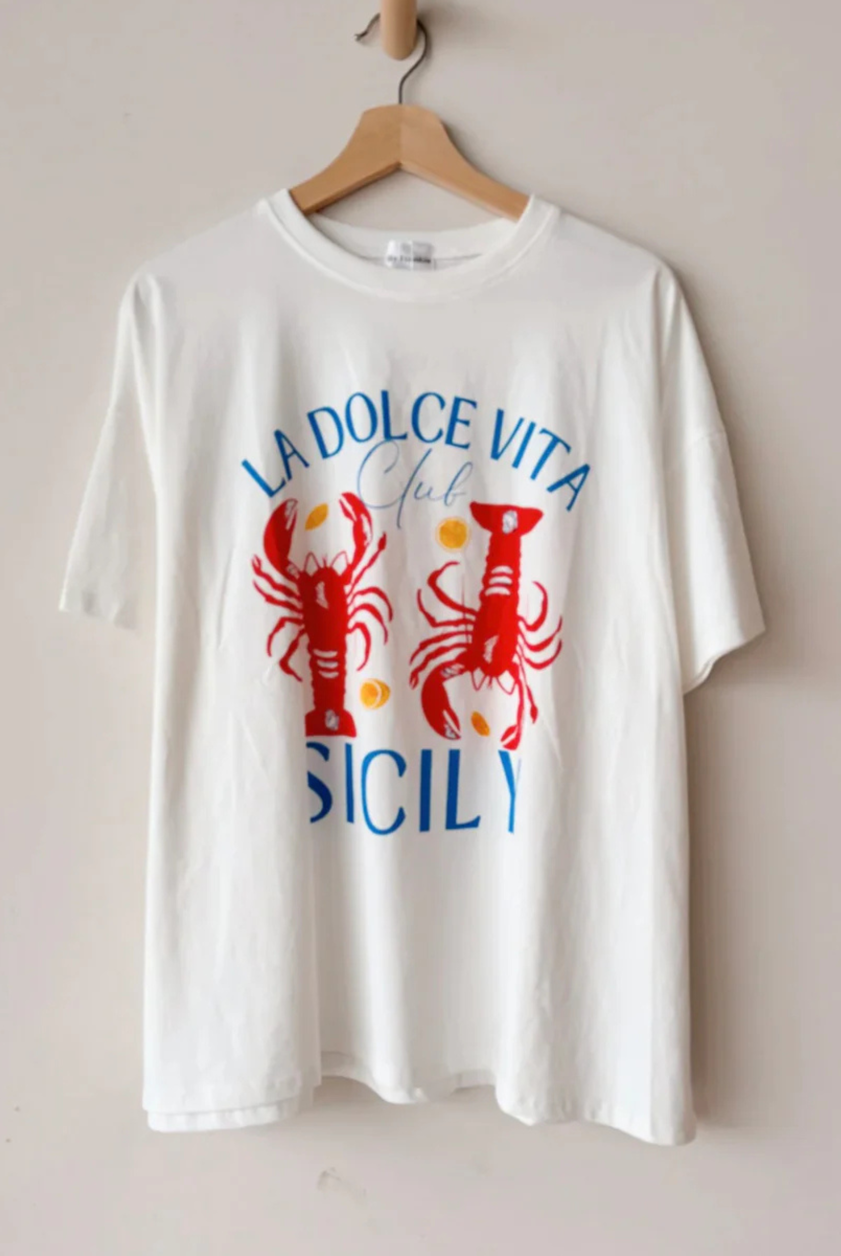 White cotton tshirt with lobsters on the front