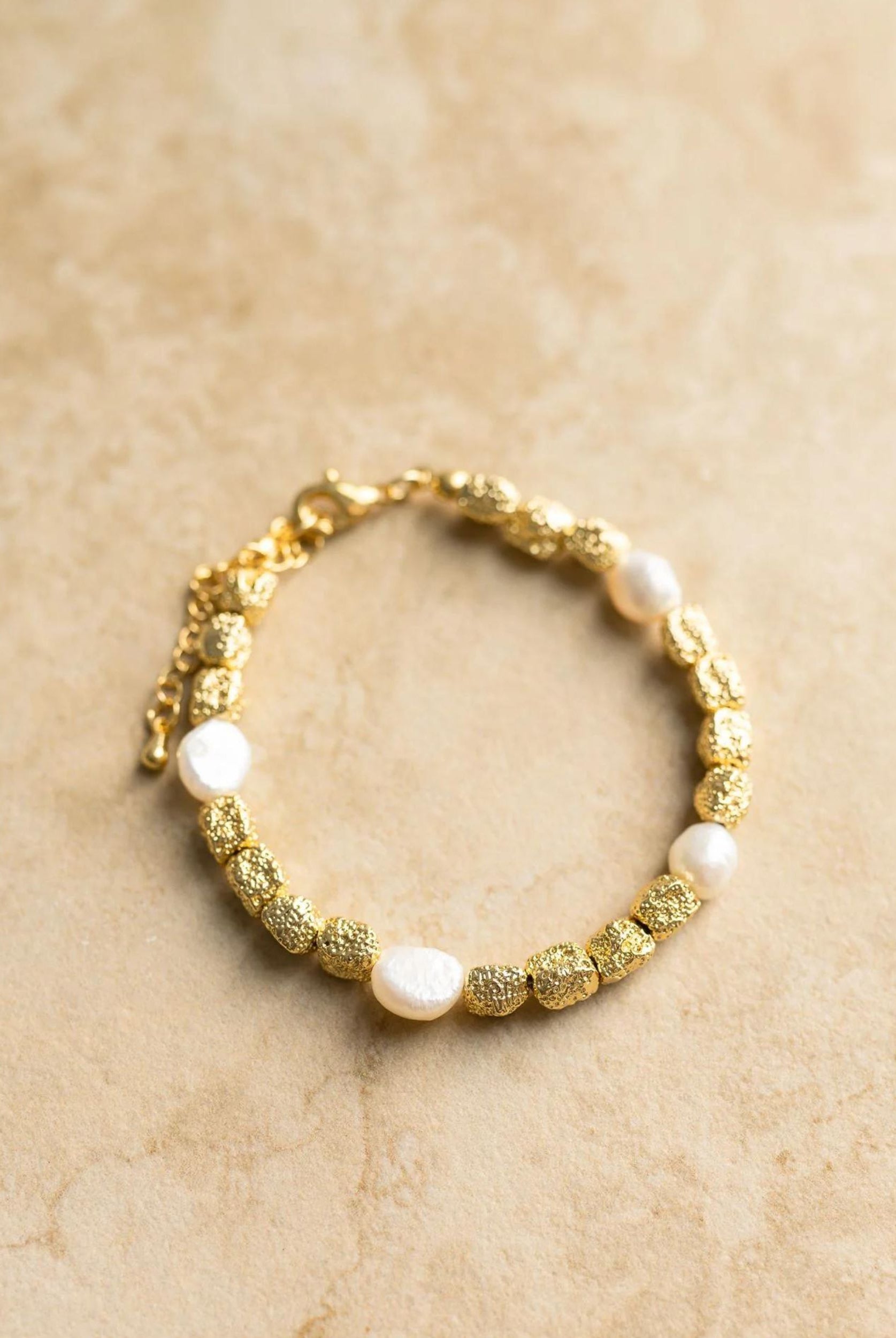 Paradiso Bracelet made of freshwater pearls and crushed gold from Indigo & Wolfe