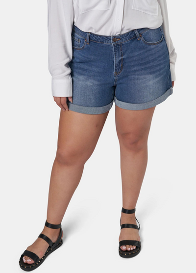 Plus sized model wearing the molly denim short from Indigo Tonic