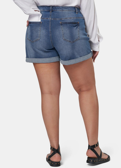 Plus sized model wearing the molly denim short from Indigo Tonic