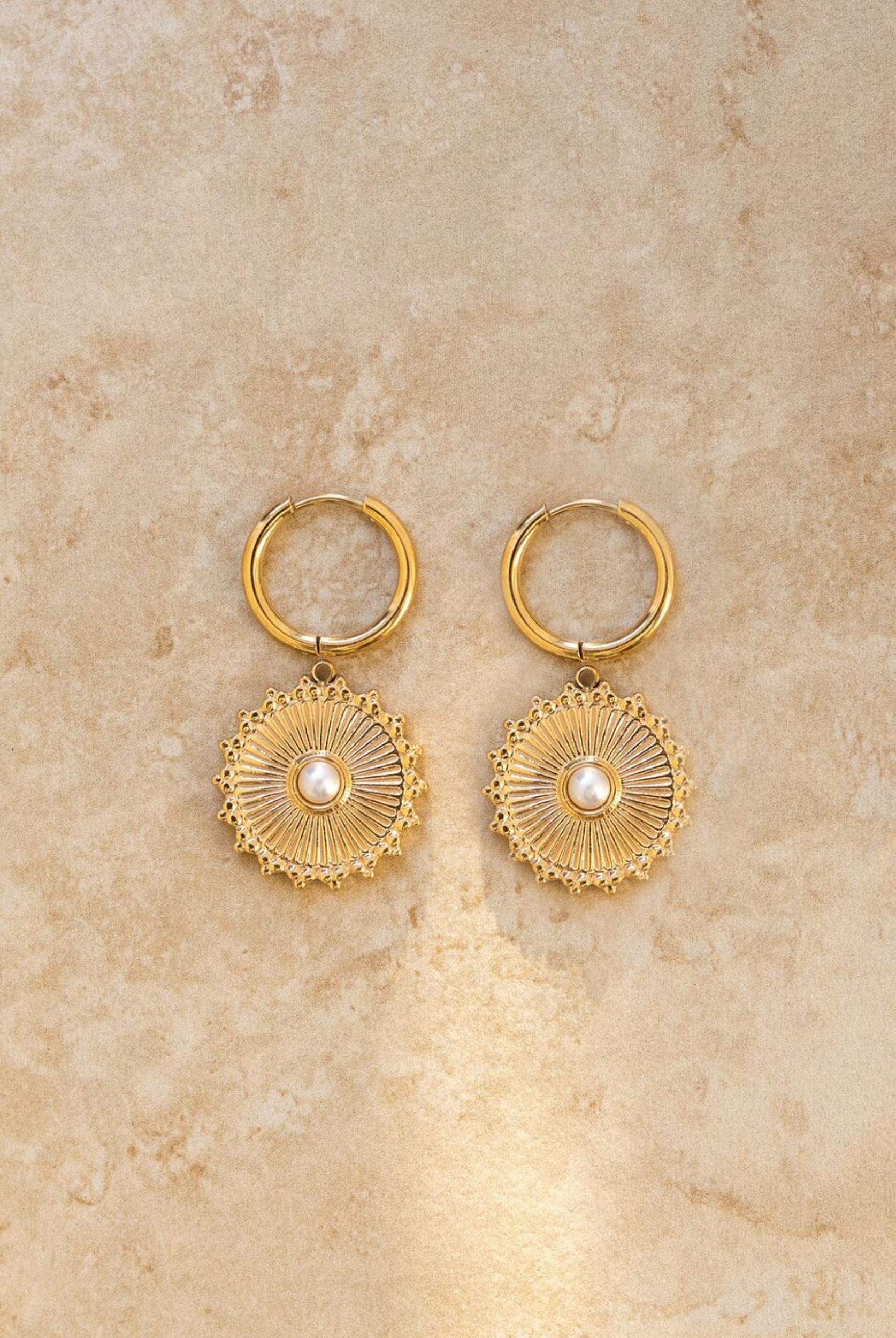Bondi Earrings - gold with pure pearl at the centre