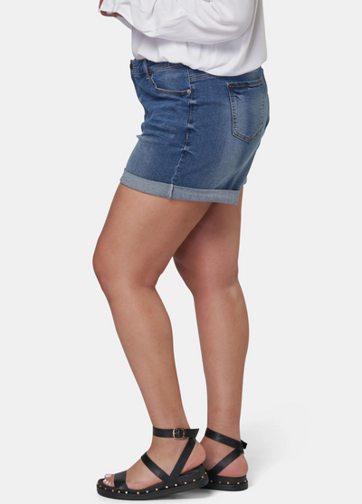 Plus sized model wearing the molly denim short from Indigo Tonic