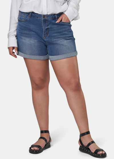 Plus sized model wearing the molly denim short from Indigo Tonic