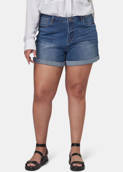 Plus sized model wearing the molly denim short from Indigo Tonic