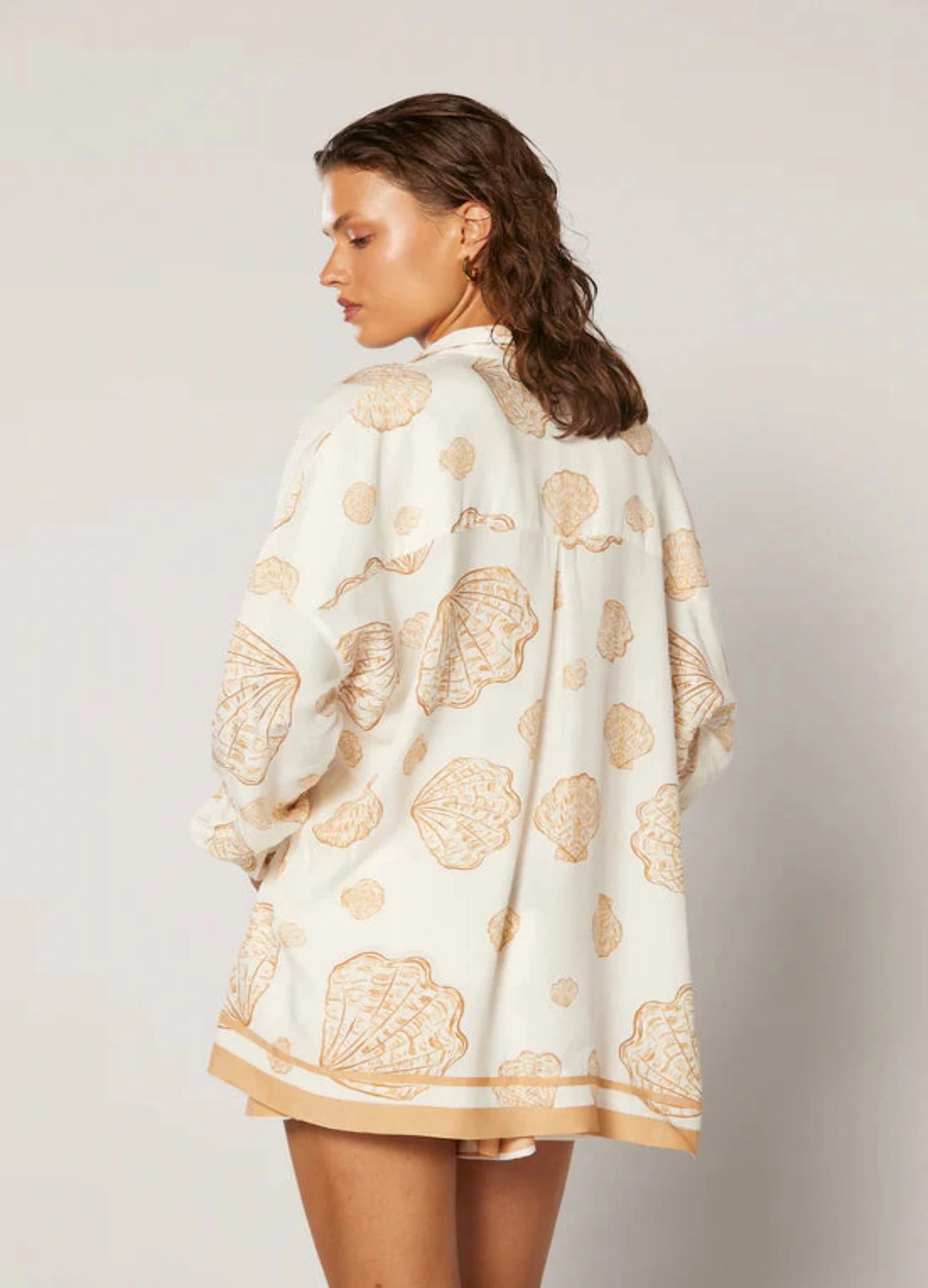 Shell print rayon shirt with long sleeve that can be rolled up