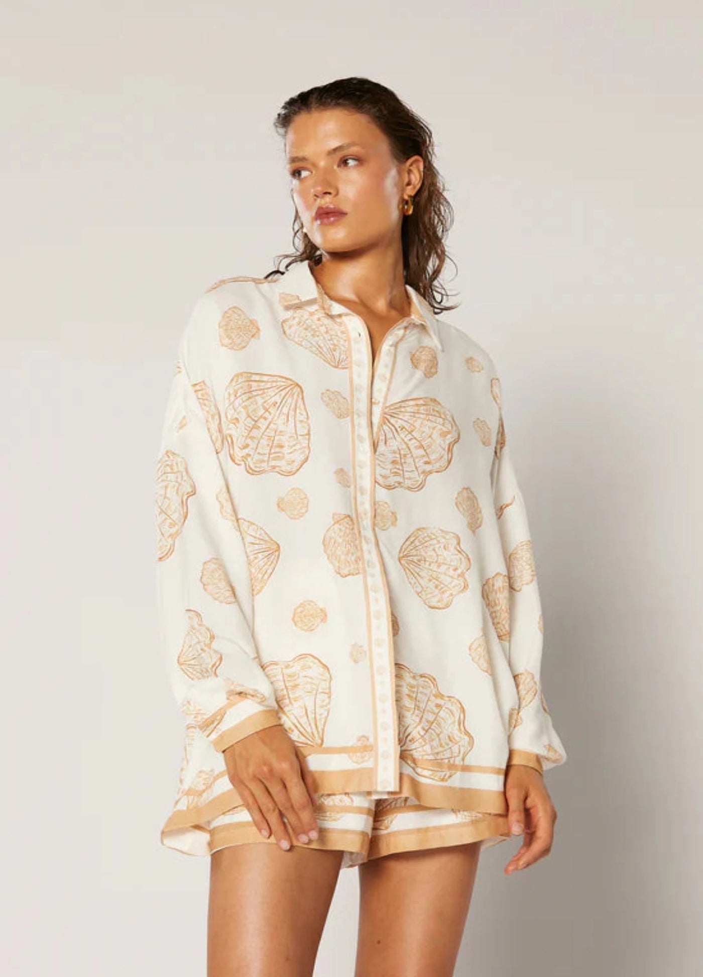 Shell print rayon shirt with long sleeve that can be rolled up