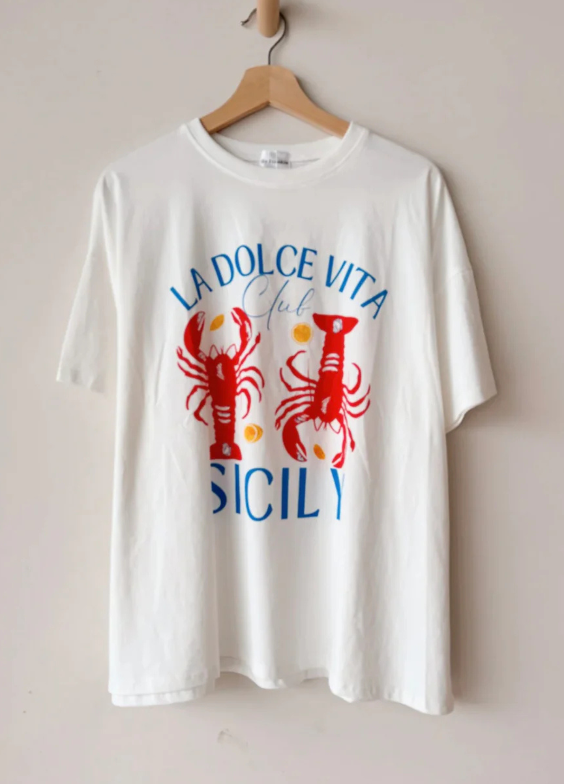 White cotton tshirt with lobsters on the front