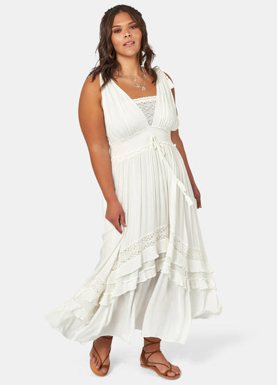 Curve Model wearing the sunbeam maxi dress