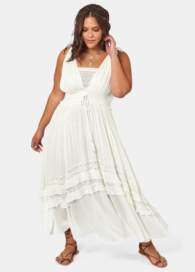 Curve Model wearing the sunbeam maxi dress