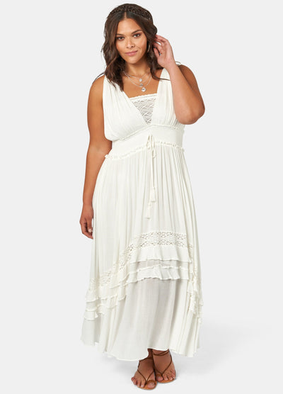 Curvy model wearing the Sunbeam Maxi Dress