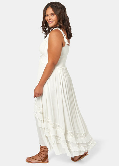 Curve Model wearing the sunbeam maxi dress
