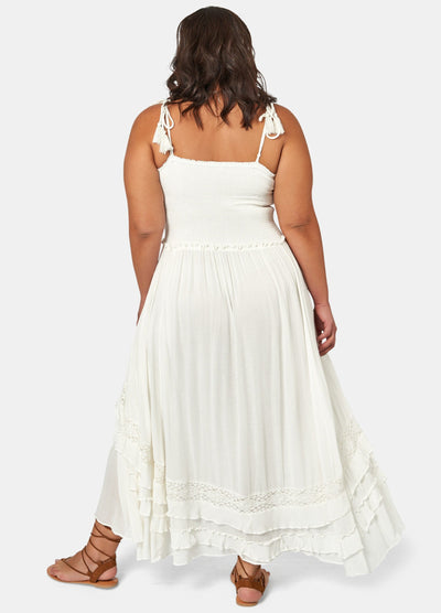 Curve Model wearing the sunbeam maxi dress