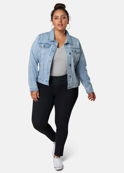 Curvy Model wearing black skinny jeans, grey top and denim jacket
