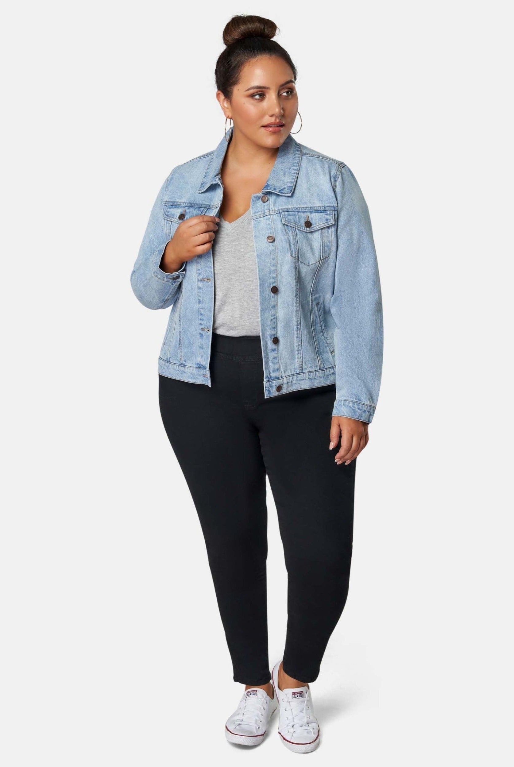 Curvy Model wearing black skinny jeans, grey top and denim jacket