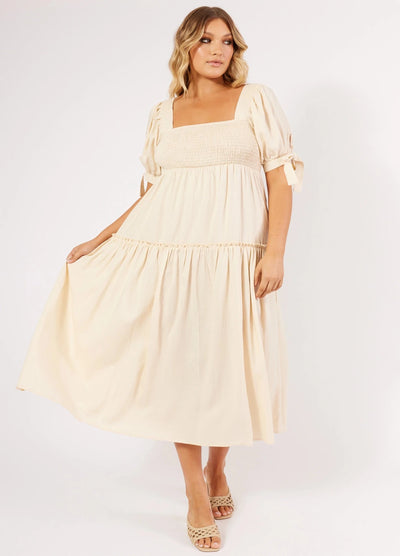 Curve Model wearing the Wren Dress
