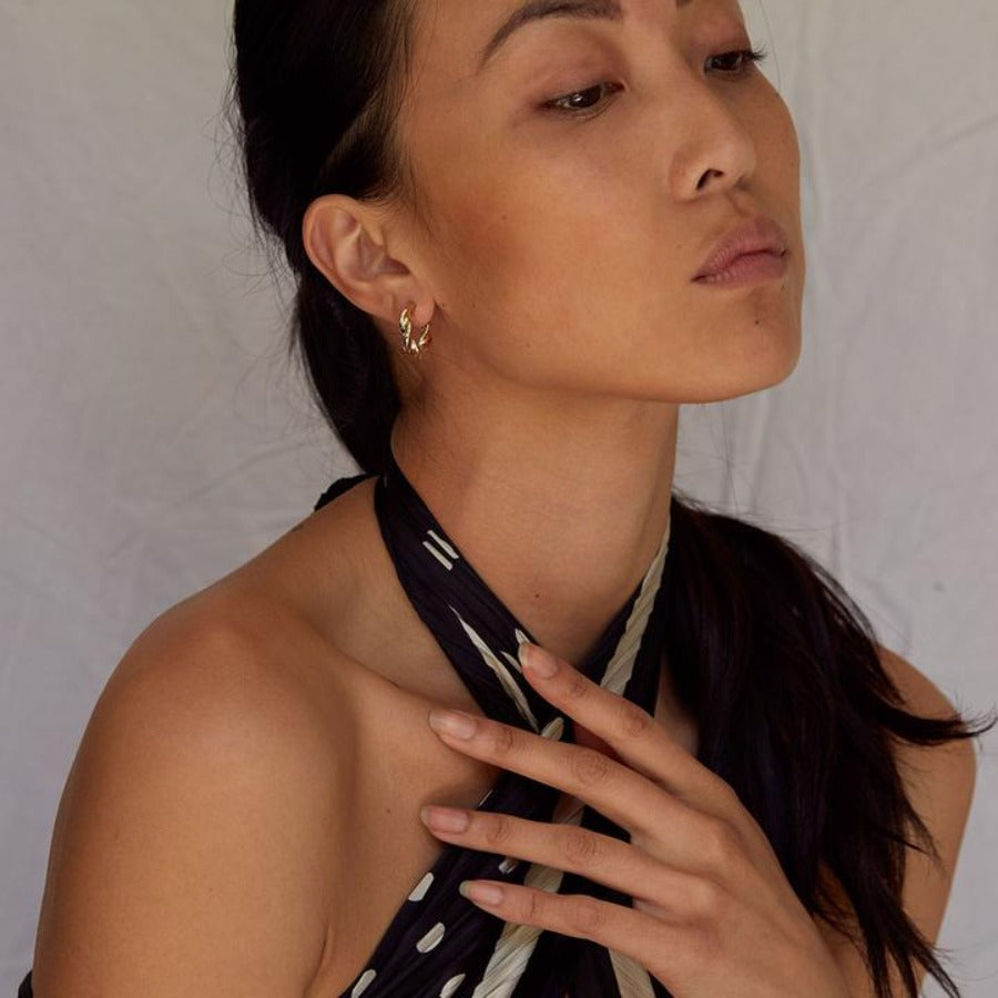 Small twisted hoop earrings in gold